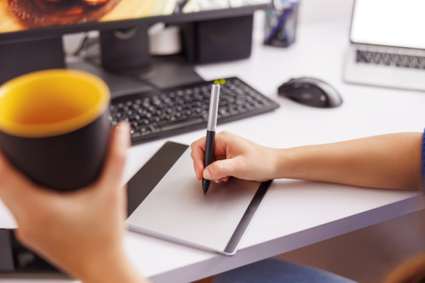 女插画师使用画板工作图片下载