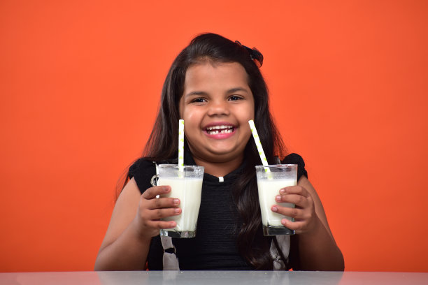 女孩喝牛奶的图片图片下载