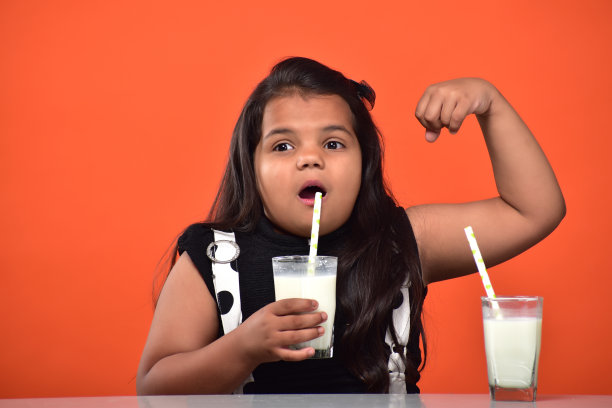 女孩喝牛奶的图片图片下载