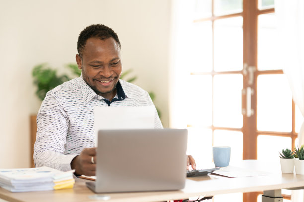 一个商人一边愉快地工作，一边坐在友好的工作环境中图片下载