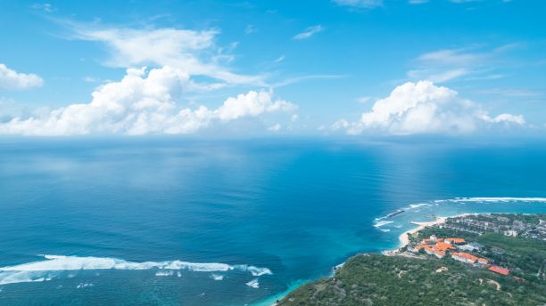 鸟瞰海滨地区的几个酒店和度假村在巴厘岛，印度尼西亚。图片下载