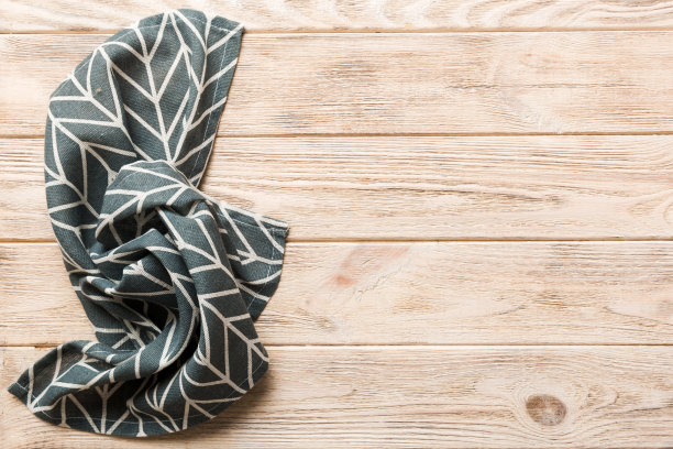 顶视图与蓝色厨房餐巾隔离在桌子背景。折叠布料与复制空间的模型，平铺。最小的风格图片下载