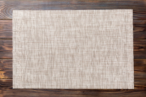 木质背景上的食物用灰色桌布的俯视图。为你的设计留出空间图片下载