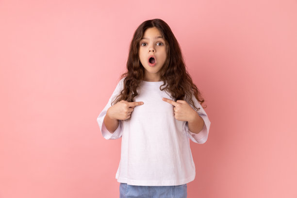 小女孩用手指着自己，脸上带着震惊的表情，对突然的成功感到惊讶图片下载