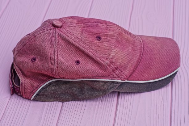 一顶红黑织物棒球帽图片下载