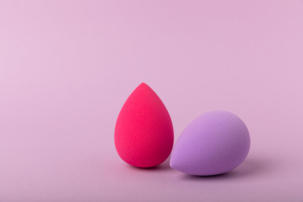 美搅拌机。背景上的彩色美容海绵。化妆工具，用于涂抹和混合产品，如粉底和遮瑕膏。副本的空间。放文字的地方。图片下载