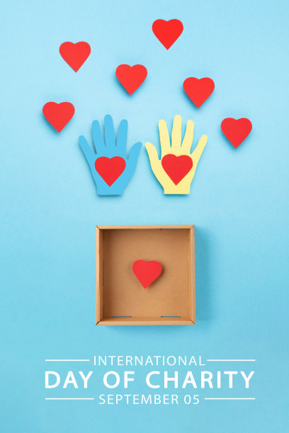国际慈善日，9月5日。蓝色背景上的彩色手。图片下载