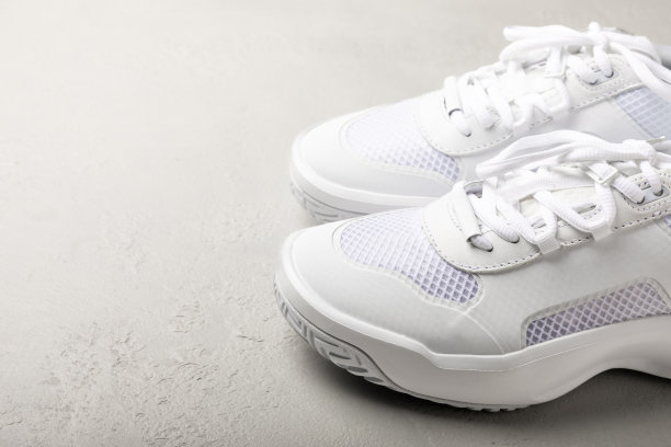 白色底白色运动鞋，时尚，男女皆宜。运动鞋是积极生活方式的运动鞋。产品照片和悬浮概念。街头风格。副本的空间。放文字的地方。图片下载