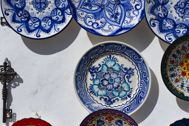 在安达卢西亚的一个村庄里，一些装饰盘子的图片图片下载