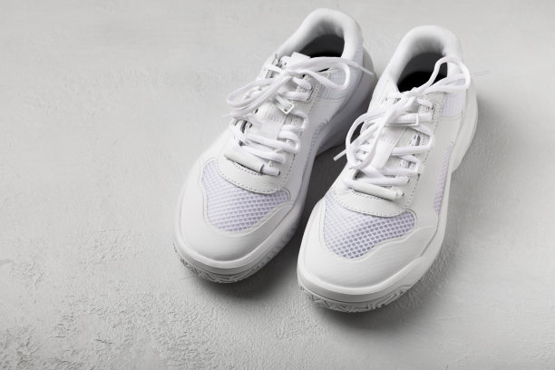 白色底白色运动鞋，时尚，男女皆宜。运动鞋是积极生活方式的运动鞋。产品照片和悬浮概念。街头风格。副本的空间。放文字的地方。图片下载