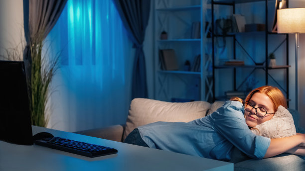 睡懒觉的女人工作晚回家休闲累图片下载