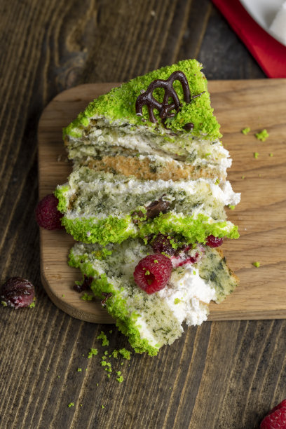 一块甜的绿色浆果蛋糕图片下载