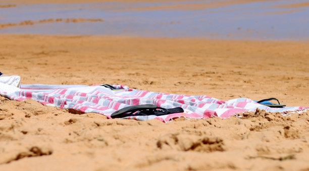 沙滩浴巾:放在沙滩上晒日光浴用的毛巾图片下载