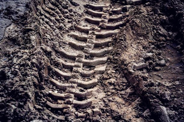 挖掘机轮胎在施工现场留下了脚印图片下载