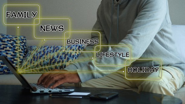 插图简单的短语词激励引用家庭，新闻，商业，生活方式，假日用手指按笔记本电脑按钮键盘的符号图片下载