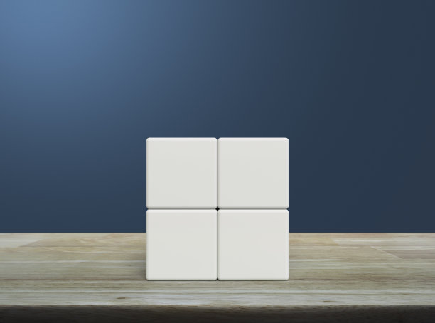 木桌上的四个白色方块图片下载