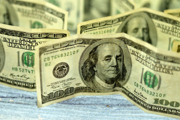 100美元旧版钞票堆，含本杰明·富兰克林总统画像和独立纪念馆图案图片下载