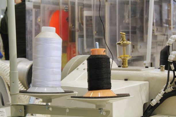 纺纱机彩色线线轴特写。纺织厂的纱筒制造。服装行业绣花机。染色织物纱线。缝制料工具图片下载