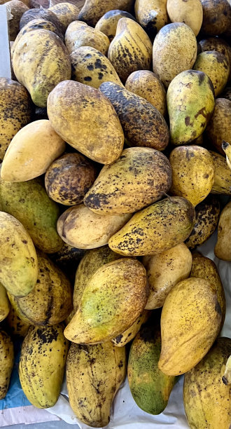 一张桌子上有一堆香蕉和其他水果的照片，桌子上有许多香蕉图片下载