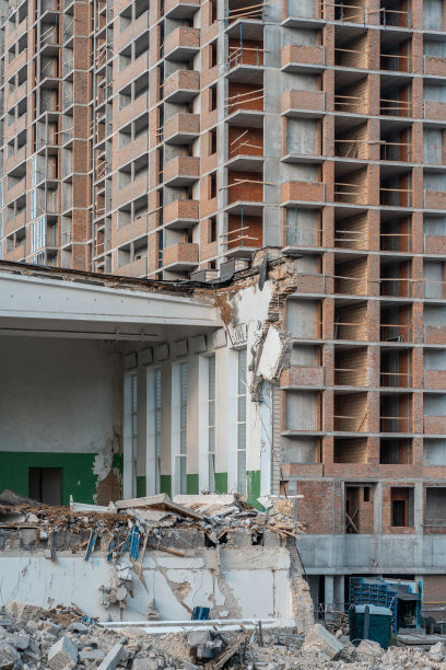 在新建的现代摩天大楼附近拆除旧建筑图片下载