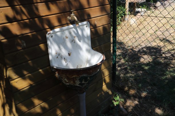 墙上的一个旧金属脸盆图片下载