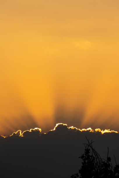 西班牙马德里卡拉班切尔附近的黎明图片下载