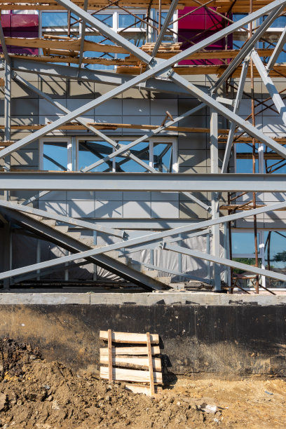 正在建设的建筑。靠在墙上的脚手架碎片。在建住宅。图片下载