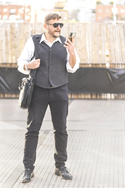 商人走在街上讲电话的画像图片下载