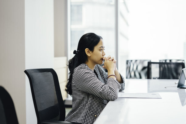 紧张的女商人在办公室等待工作面试图片下载
