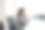 紧张的女商人在办公室等待工作面试图片下载