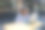 漂亮的年轻女子留着非洲式发型，正在咖啡馆用笔记本电脑工作。图片下载