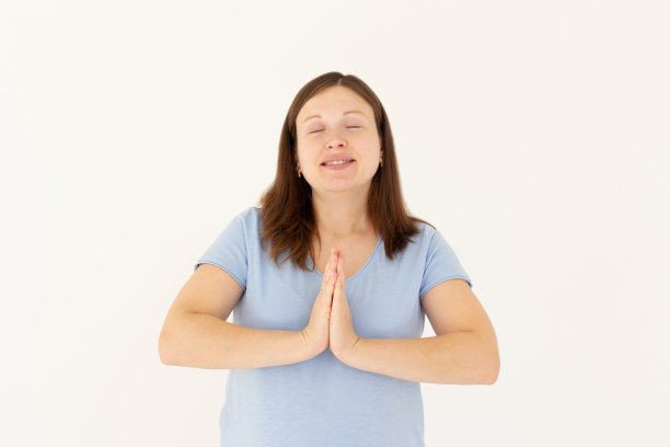 忧心忡忡的年轻女子双手合十向上帝祈祷十几岁的女孩向上帝求助漂亮的年轻女商人闭着眼睛求饶孤立在白色背景上图片下载