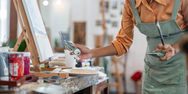 美丽的非裔美国人的特写肖像和真实的年轻女性艺术家或画家创作的艺术作品。个人创意项目的详细工作图片下载
