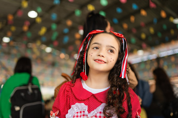 六月节日里微笑的小女孩图片下载