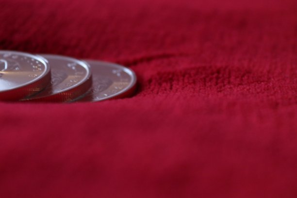 银币放在红色的背景上图片下载