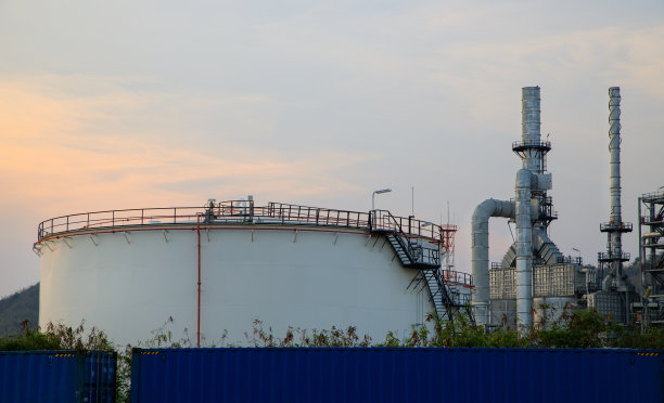 石油天然气工业区，炼油设备，炼油厂工业管道特写，大型炼油厂带阀输油管道详图。图片下载