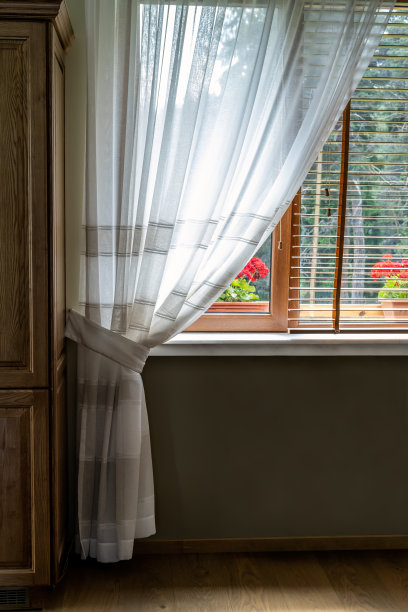 白色窗帘的窗户图片下载