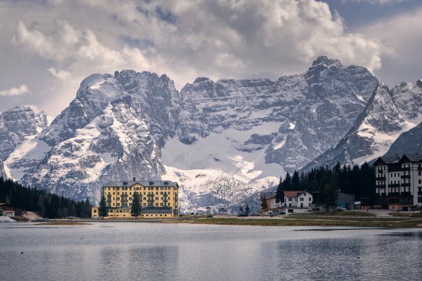 米苏里纳湖的黄色旅馆图片下载