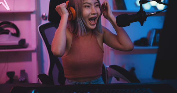 亚洲年轻的电子竞技女性玩家喜欢在PC上玩网络游戏图片下载