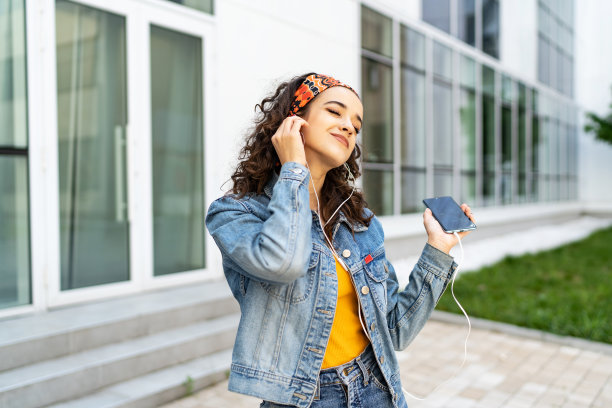 听音乐的年轻女子图片下载