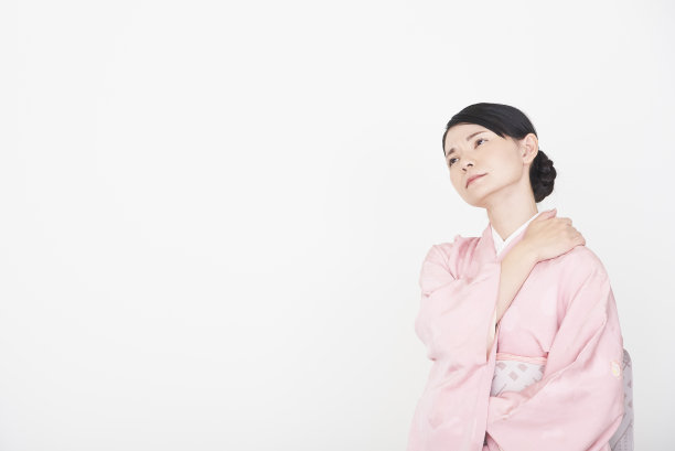 穿着日本传统服装和服的妇女图片下载