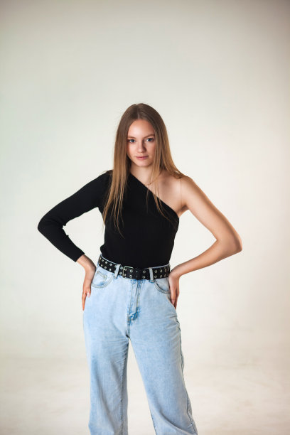 漂亮性感的封面女士在时尚牛仔服装在白色的工作室，看着相机。长头发的时尚女性模特的肖像。时尚形象风格理念。复制广告文本空间图片下载