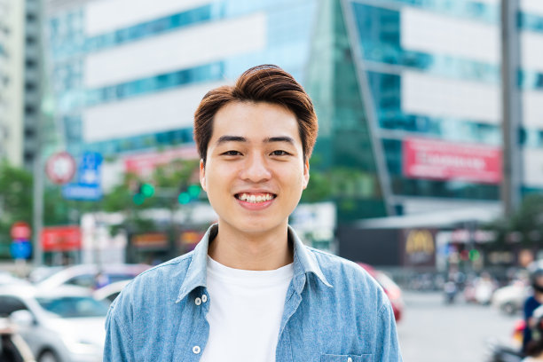 一个亚洲人走在街上图片下载