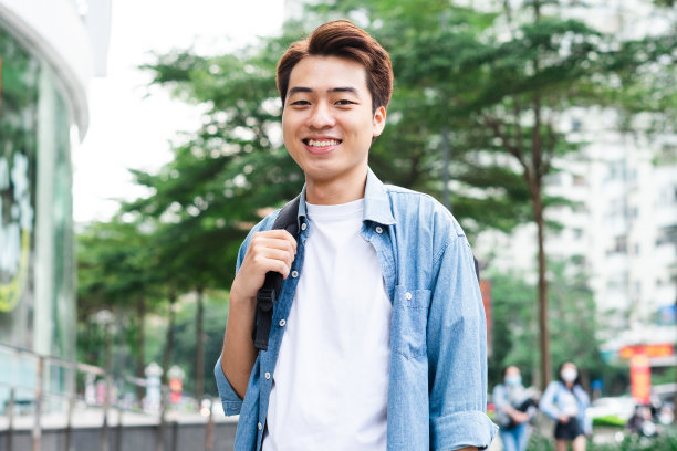 一个亚洲人走在街上图片下载