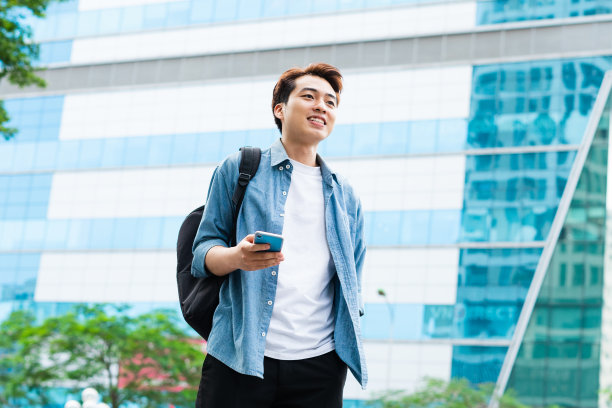 一个亚洲人走在街上图片下载