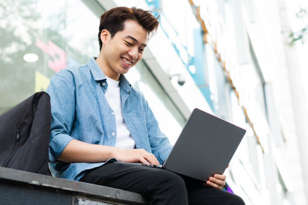 一个亚洲人走在街上图片下载