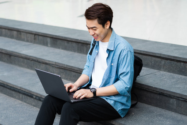 一个亚洲人走在街上图片下载