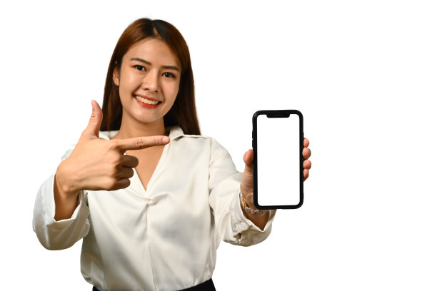 美女在后台展示智能手机模型。白色的空白屏幕为您的网页或广告文字。图片下载