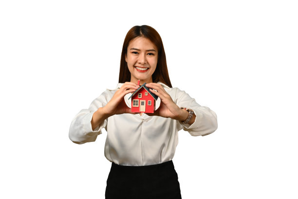 自信的女房地产经纪人展示白色背景的房屋模型。房地产抵押和房地产投资的概念。图片下载