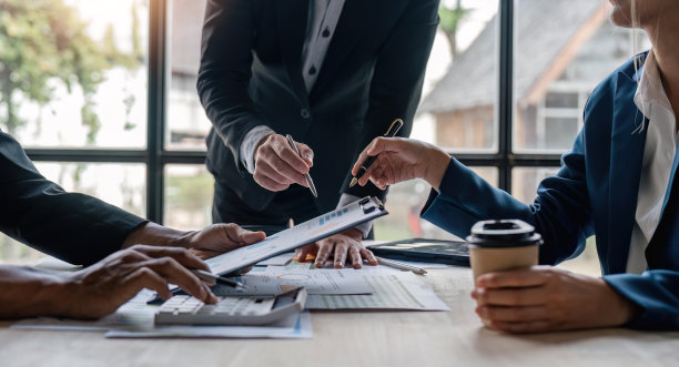 分析团队在办公室分析财务数据，分析办公室营销策略，仪表板以图形和图表的形式优化绩效和管理图片下载